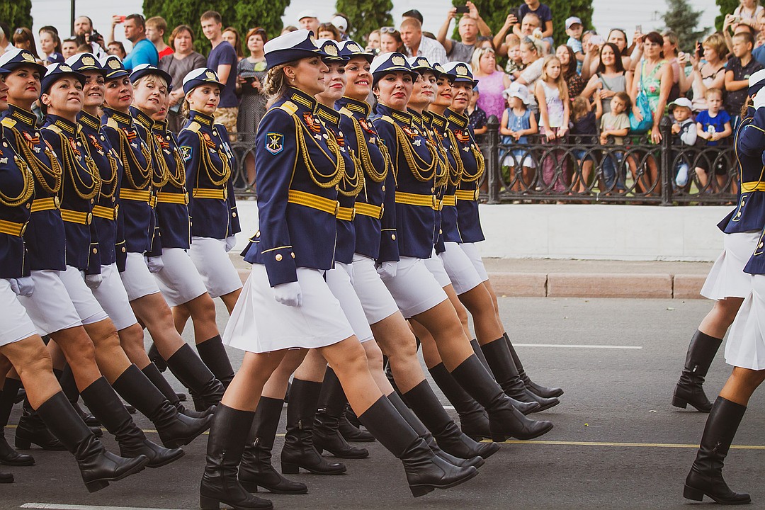 В параде приняли участие и женщины-военнослужащие Курского гарнизона Фото: Яна ШЕЛЕСТ