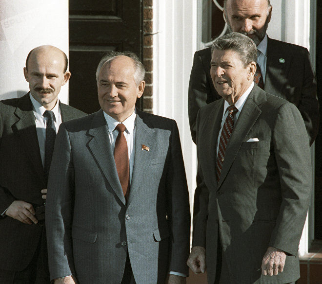 Генеральный секретарь ЦК КПСС Михаил Горбачев и президент США Рональд Рейган