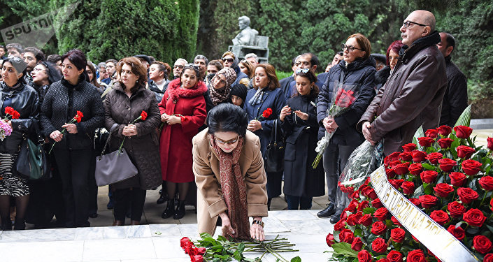 Церемония почтения памяти композитора, народного артиста Азербайджана Фикрета Амирова на Аллее почетного захоронения в Баку