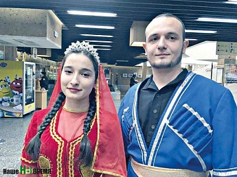 Эсфира МУСТАФАЕВА и Джафар КЕРИМОВ читали стихи Насими на русском и азербайджанском языках.