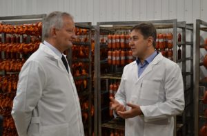 С Генеральным консулом ФРГ Виктором Рихтером на колбасном заводе