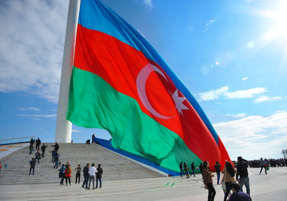 Азер большой. Флаг Баку Азербайджан. Площадь флага Азербайджана. Большой флаг в Баку. Флаг Азербайджана в Баку самый большой.